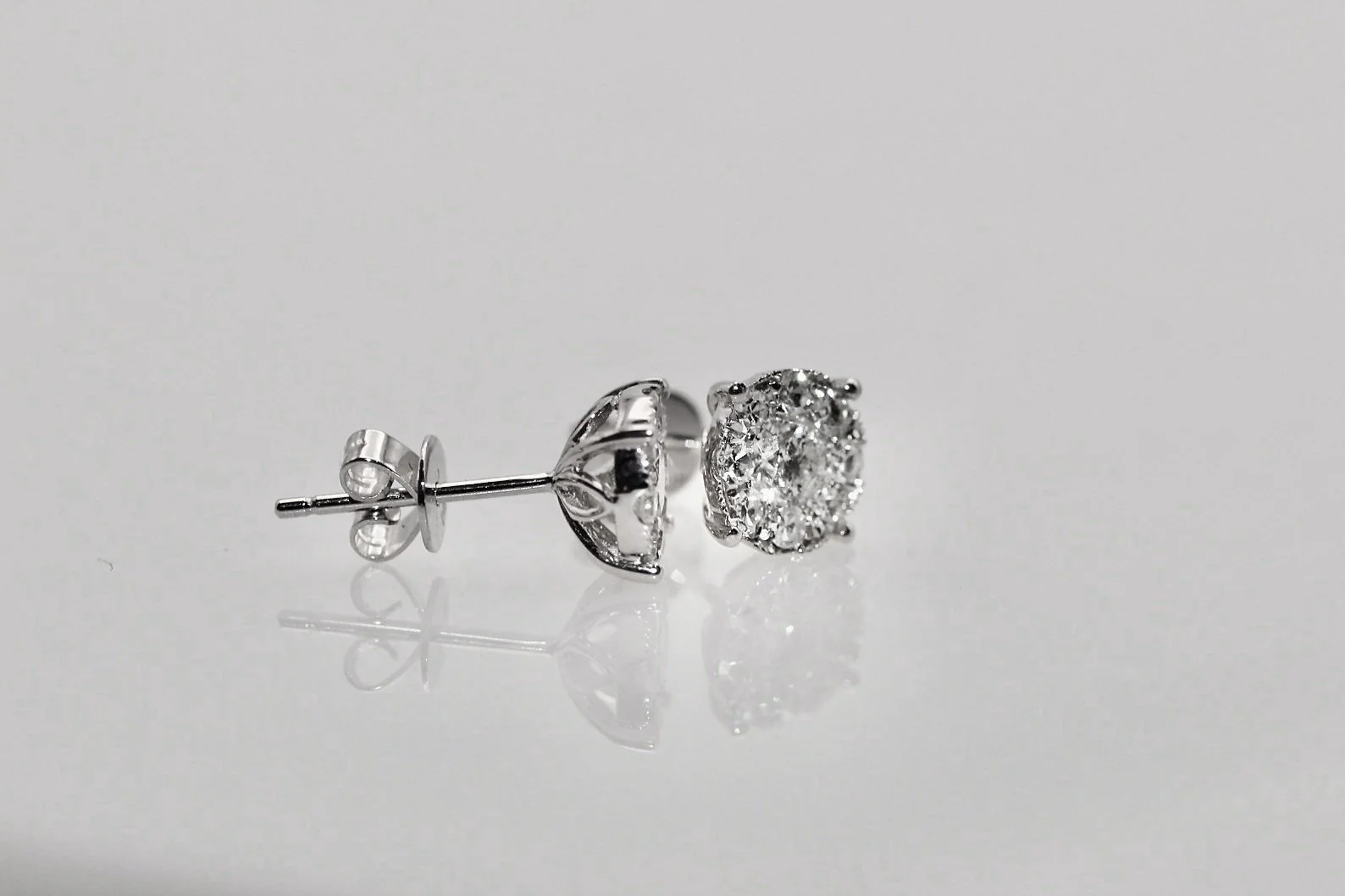 14K White Gold Diamond Stud Earrings - Image 2