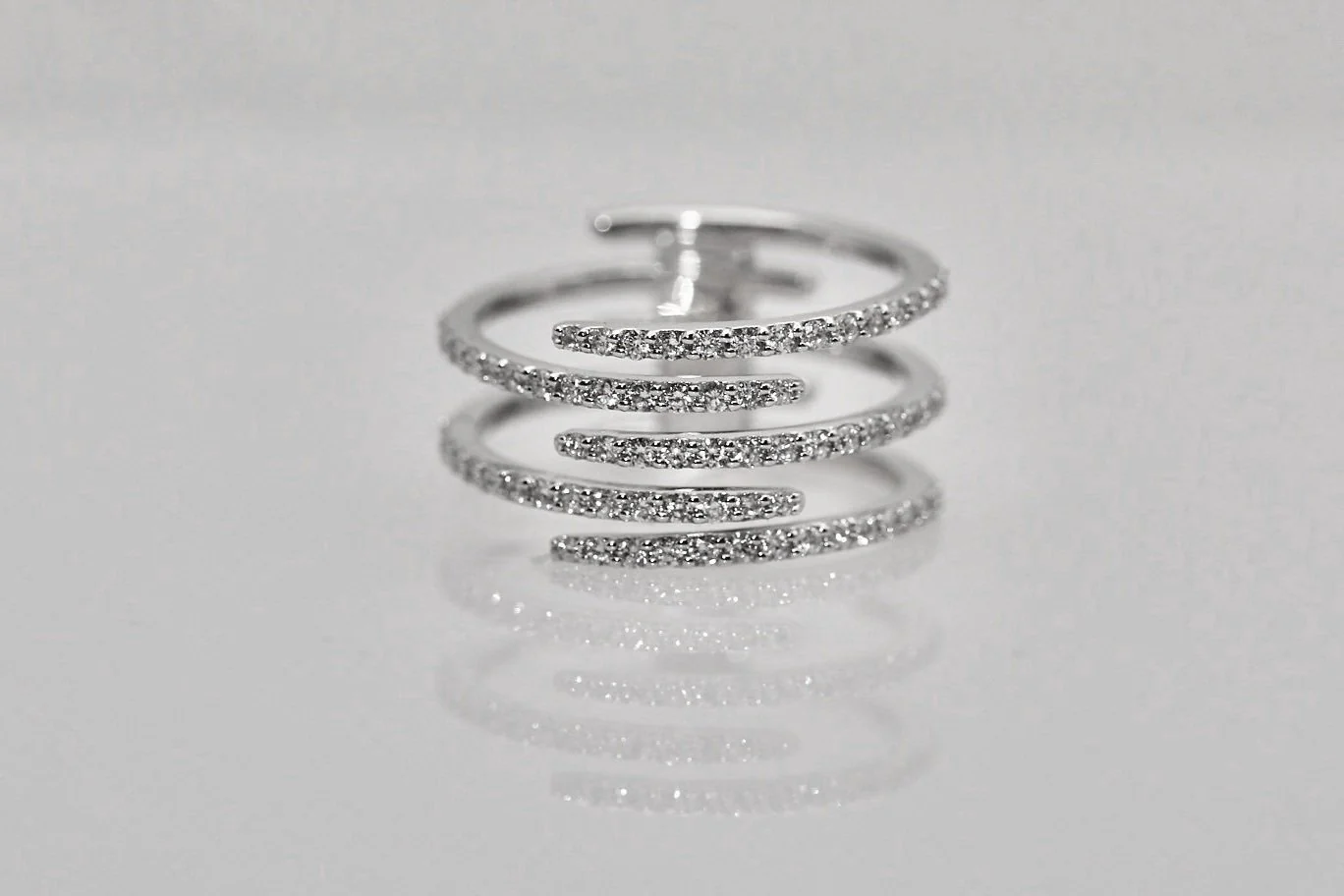 18K White Gold Diamond Ring - Image 2