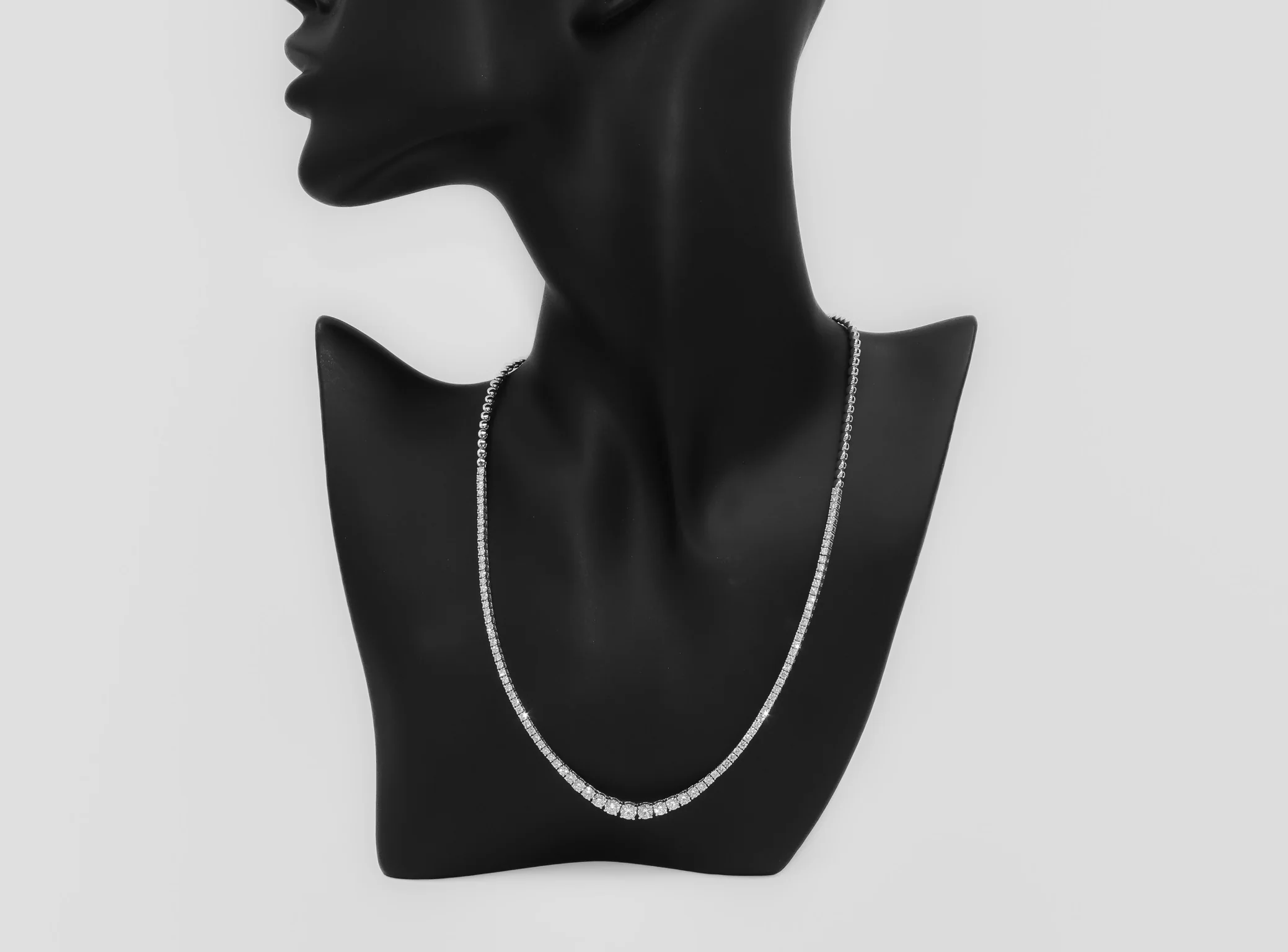 18K White Gold Graduated Diamond Necklace - Image 2