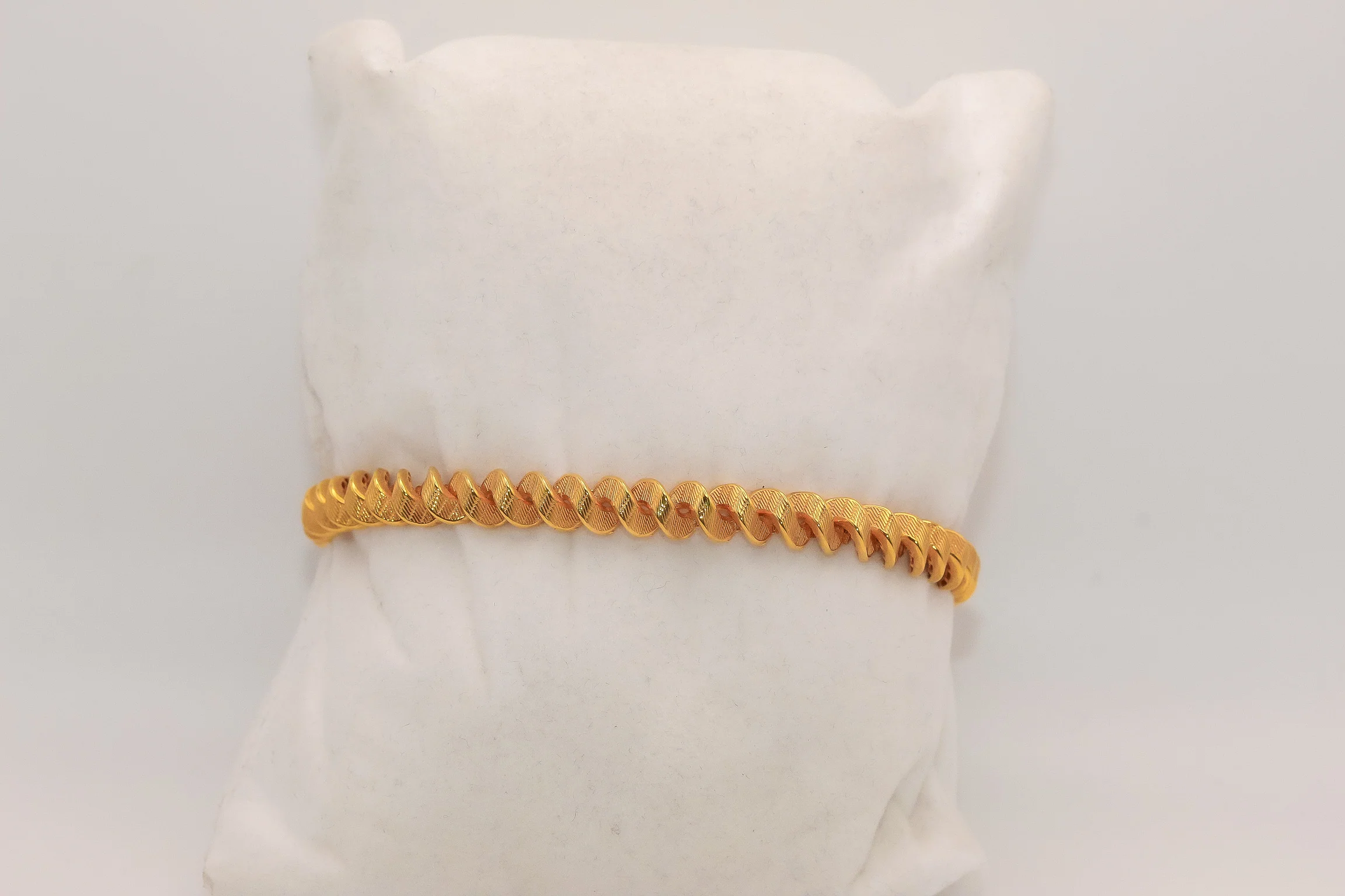 21K Gold Small Swirl Bracelet