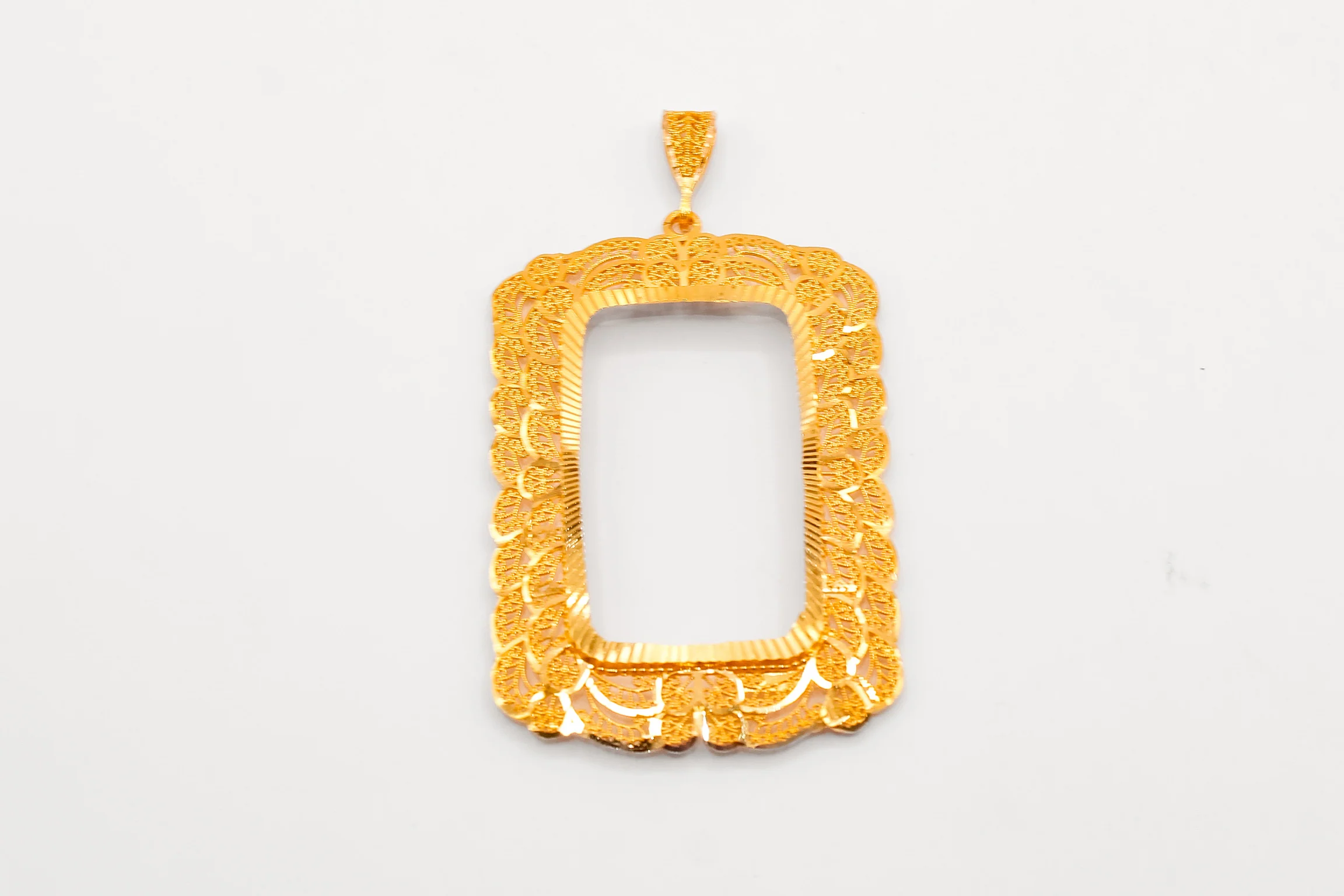 21K Gold Ounsa Frame Pendant - Image 2