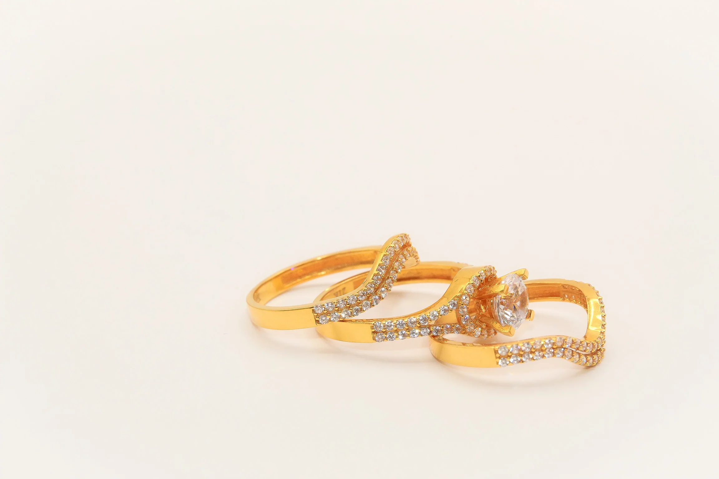 21K Gold Solitaire Wedding Ring Set - Image 3