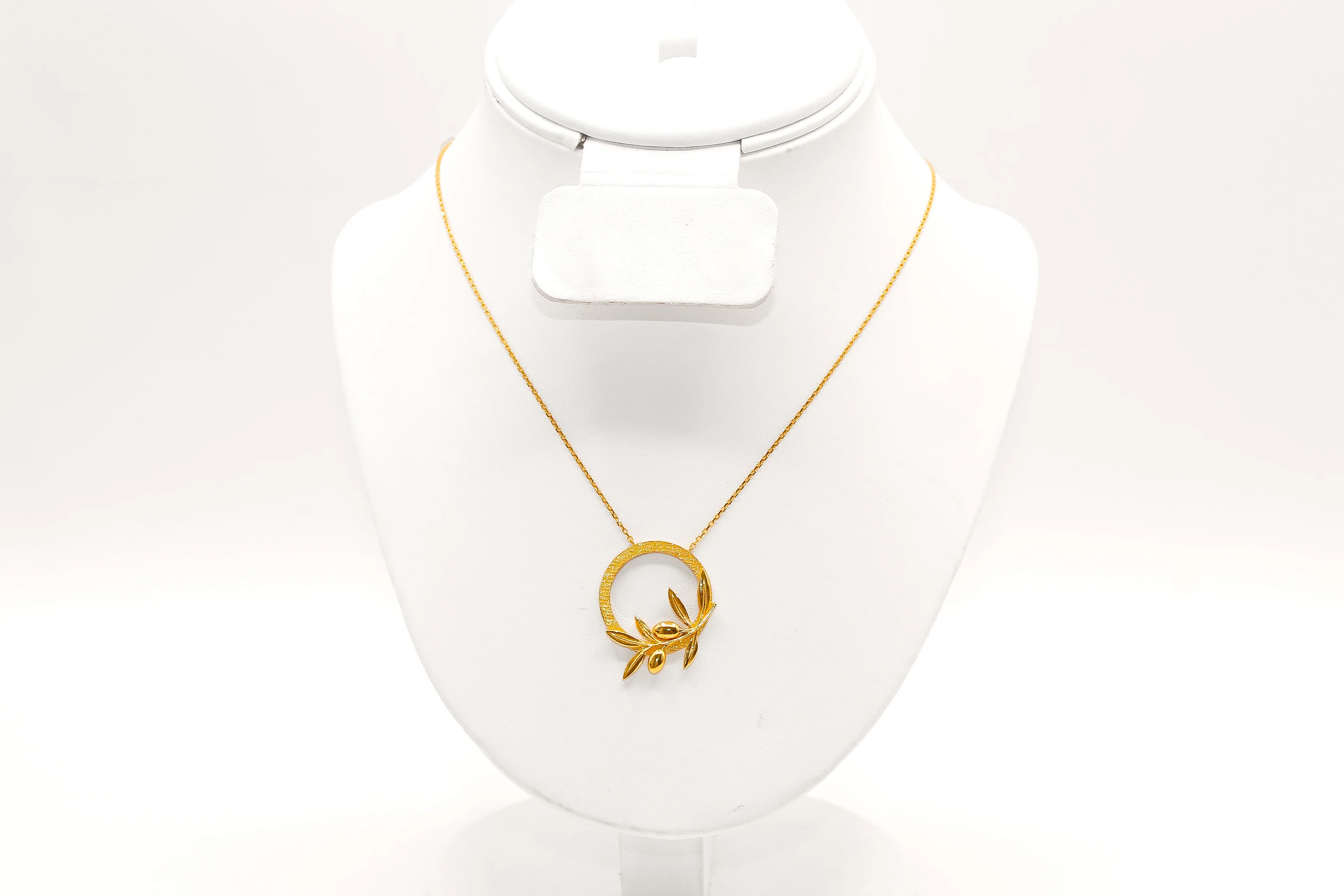 21K Gold Zeyton Leaf Circle Necklace - Image 2