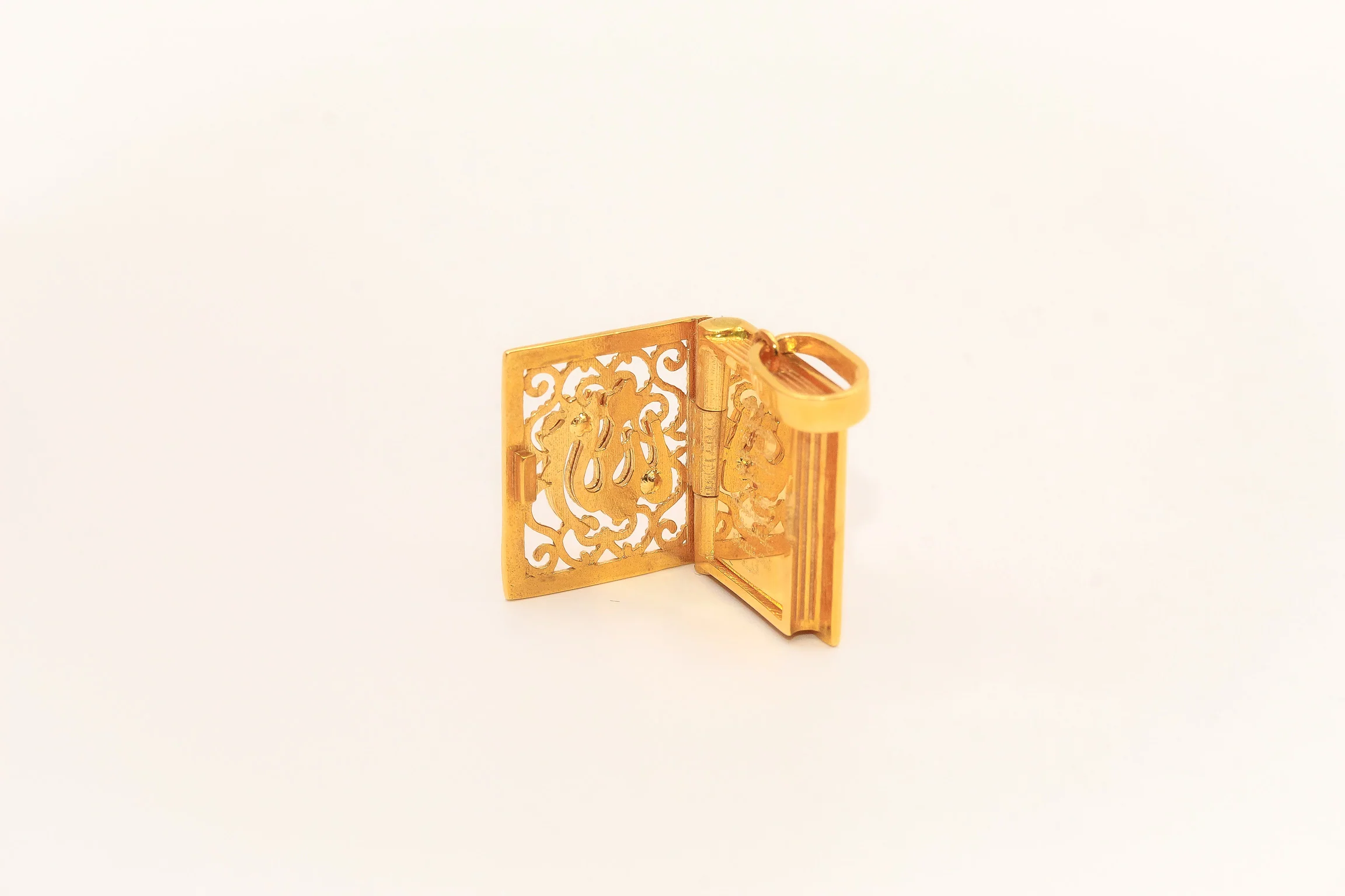 21l Gold Mushaf Pendant - Image 3